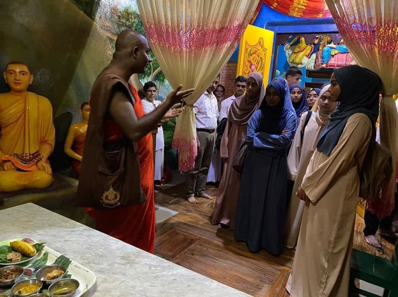 Picture 6 - It was the first time many Muslim students entered and learned about a budhuge Picture 6: It was the first time many Muslim students entered and learned about a budhuge